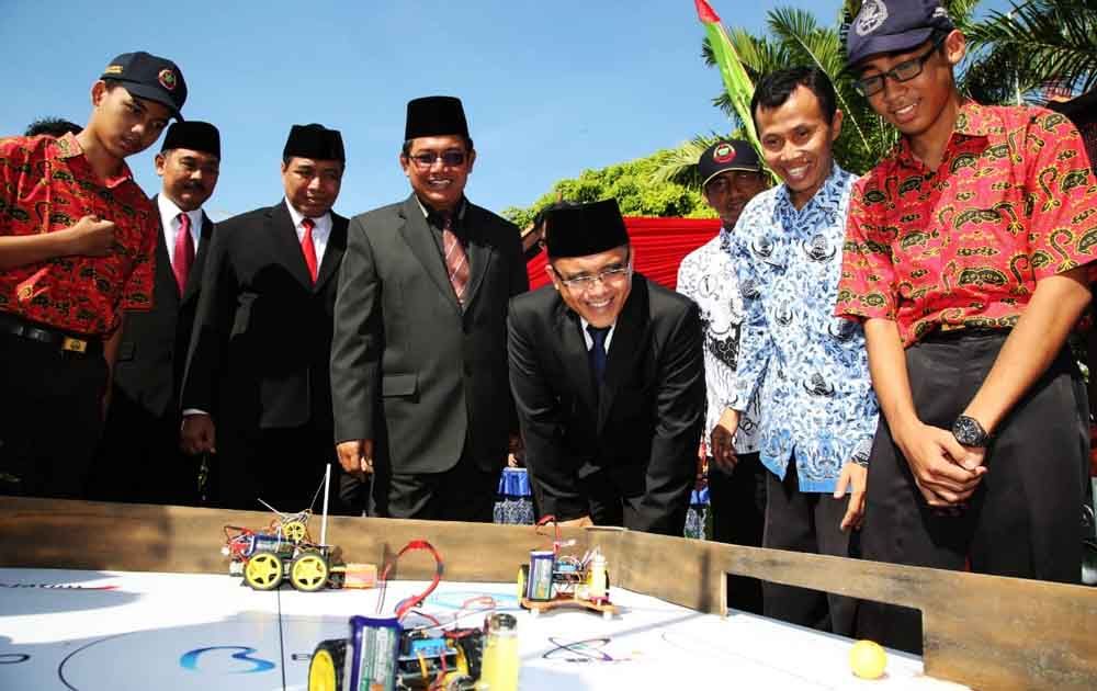 Bupati Banyuwangi Abdullah Azwar Anas saat melihat hasil karya pelajar