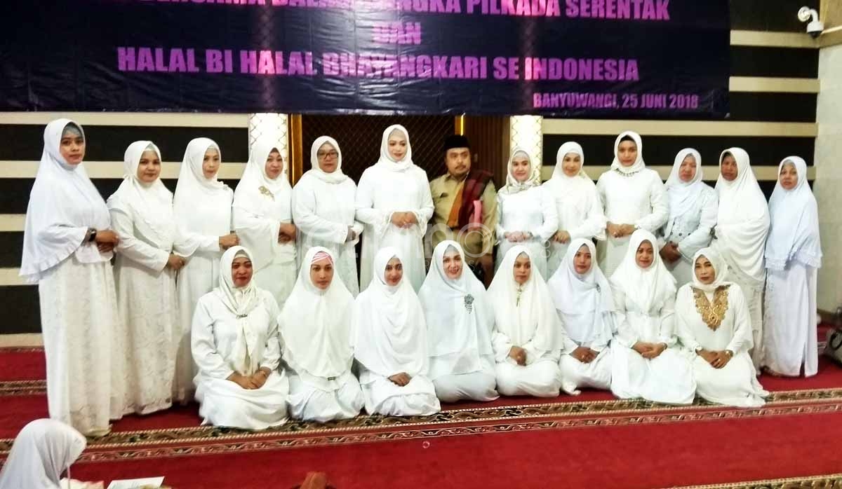 Istri-istri polisi (Bhayangkari) Banyuwangi gelar doa bersama untuk keselamatan para suami