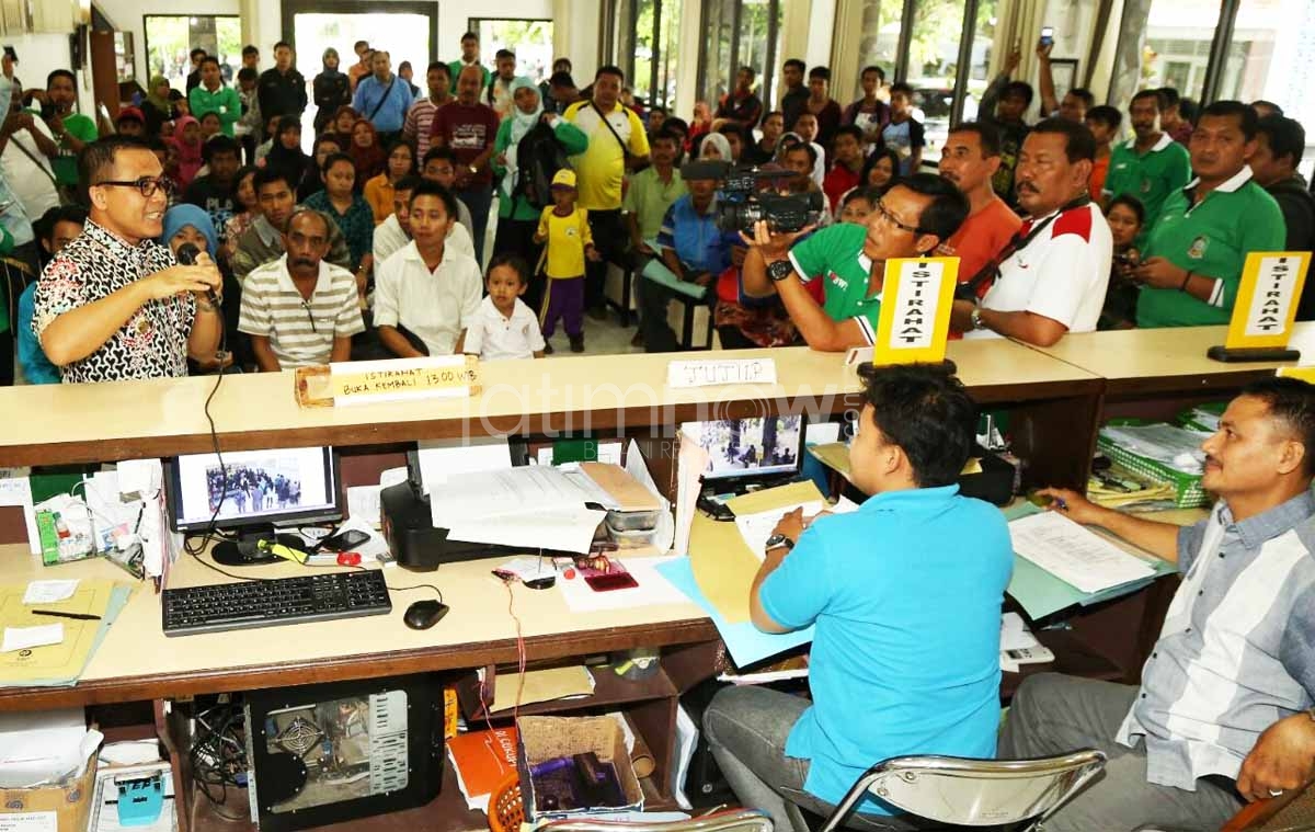Bupati Banyuwangi Abdullah Azwar Anas saat berada di kantor Dispendukcapil Banyuwangi
