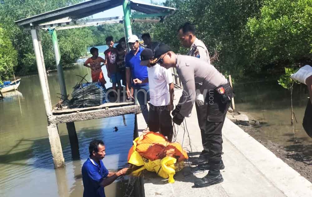 Evakuasi jenazah Subandi oleh petugas