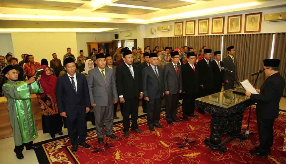 Proses pengambilan sumpah jabatan pada mutasi di Banyuwangi