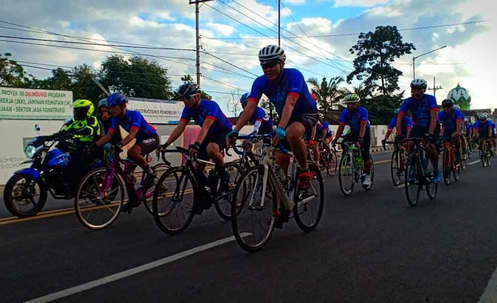 Peserta balap sepeda 'Banyuwangi Blue Fire Ijen Challenge'