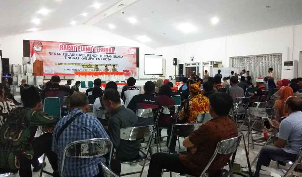  Saksi dari Paslon 2 Pilgub Jatim di Banyuwangi, Silviana menyampaikan keberatannya dihadapan peserta pleno