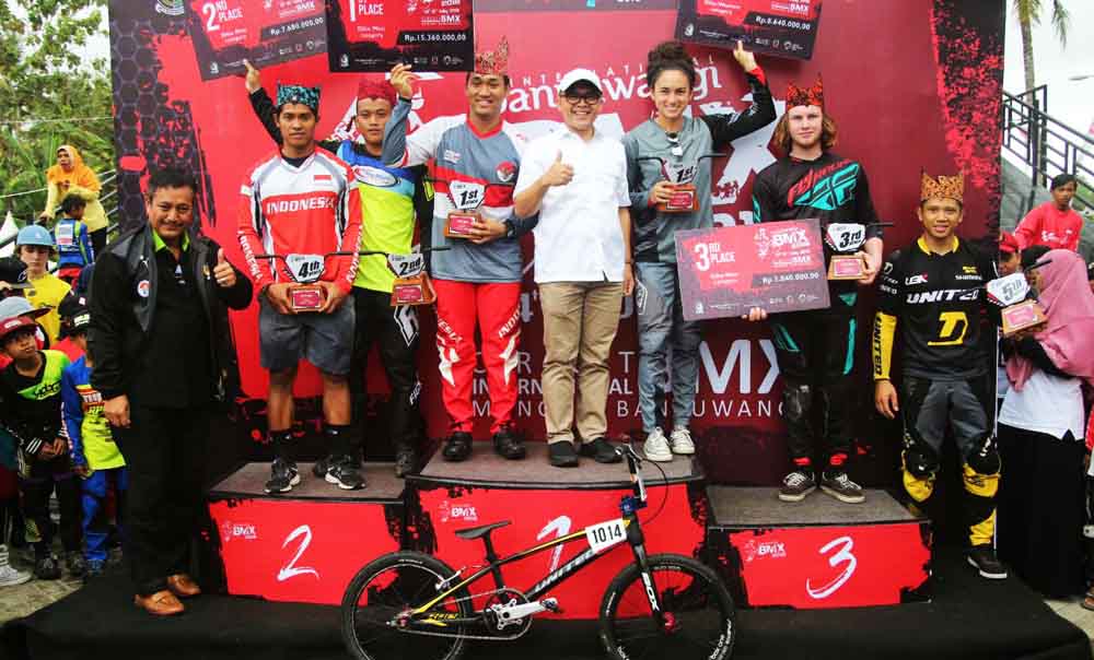 Bupati Anas usai memberikan hadiah kepada pemenang Banyuwangi Internasional BMX

