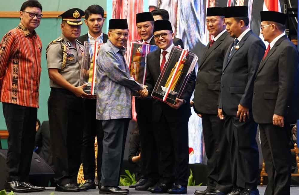 Bupati Banyuwangi, Abdullah Azwar Anas saat menerima penghargaan 