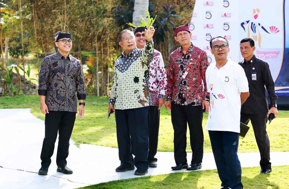Menteri Koordinator Perekonomian Darmin Nasution saat bertemu Bupati Abdullah Azwar Anas di Banyuwangi
