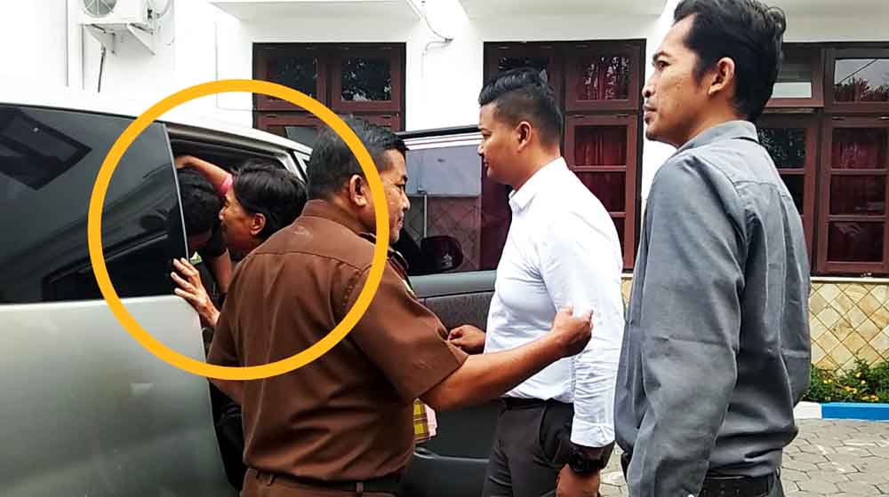 Salah satu terdakwa saat berpamitan dengan keluarganya di halaman Kejari Banyuwangi