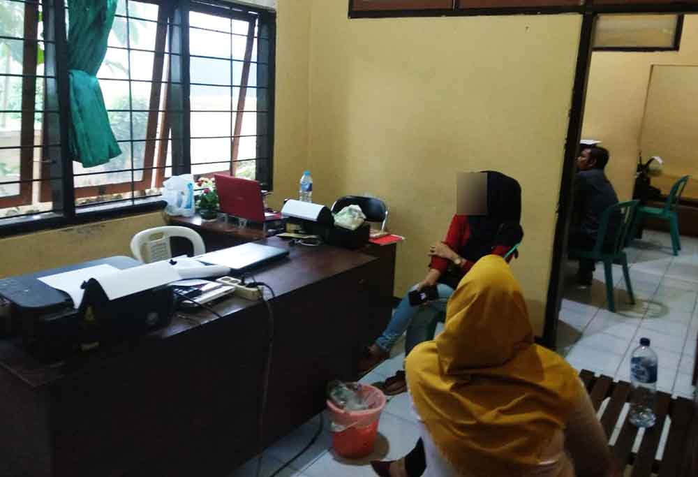 Pasangan mesum saat diperiksa di Mapolsek Banyuwangi