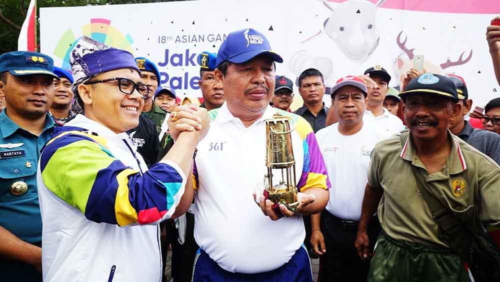 Bupati Banyuwangi Estafetkan Obor Asian Games 2018 ke Jembrana Bali