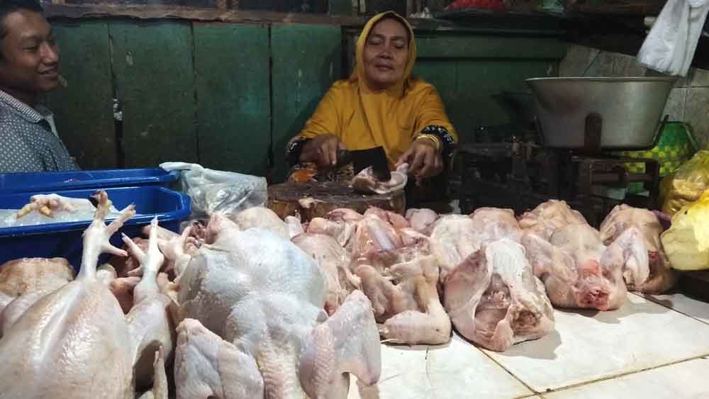 Rasimah salah satu pedagang ayam di pasar Banyuwangi