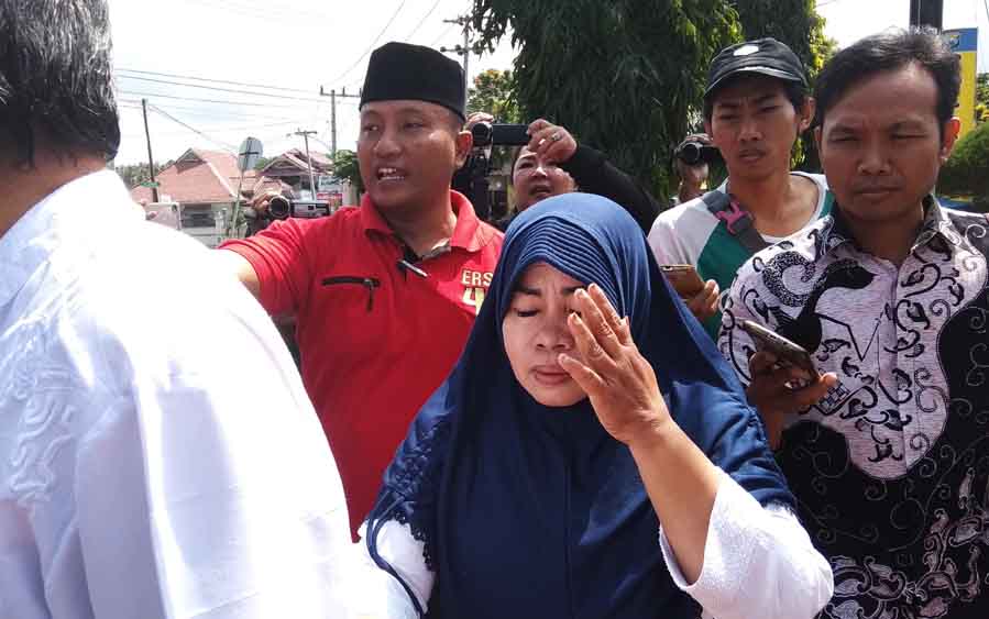 Korban percobaan pembunuhan Wilujeng Esti Utami sesaat setelah keluar dari Mapolres Banyuwangi