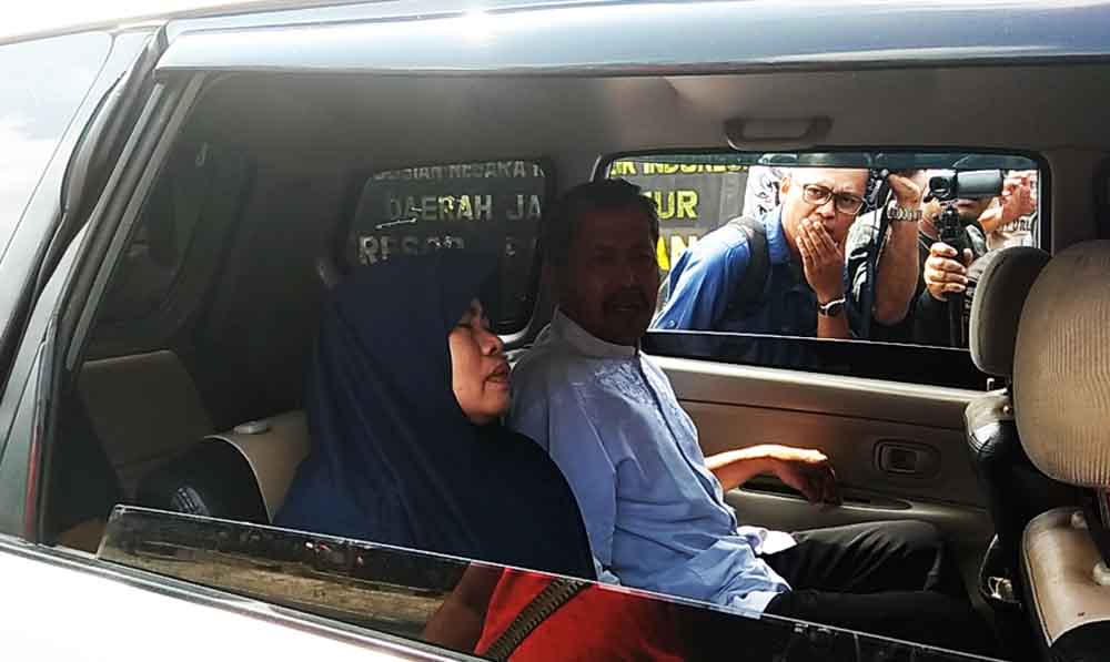 Korban percobaan pembunuhan, Wilujeng Esti Utami setelah keluar dari Mapolres Banyuwangi

