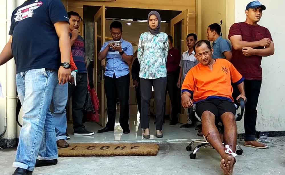 Tersangka (duduk kursi) saat berada di Mapolres Banyuwangi