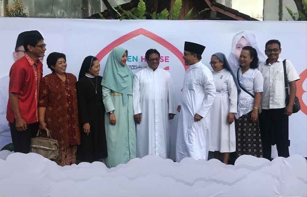 Bupati Banyuwangi, Abdullah  Azwar Anas bersama masyarakat dan tokoh agama saat open house