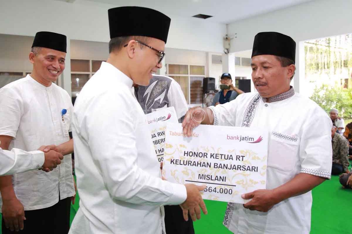 Bupati Anas secara simbolik menyerahkan dana insentif kepada ketua RT di Banyuwangi


