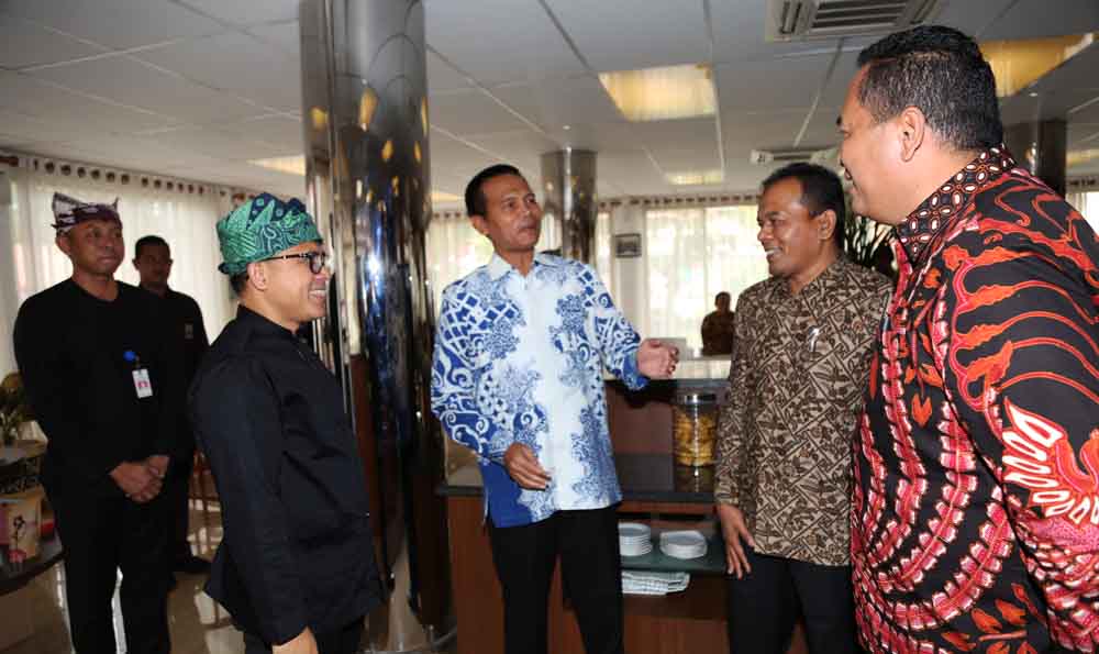 Wali Kota Pariaman terpilih Genius Umar (tengah) bersama Bupati Azwar Anas