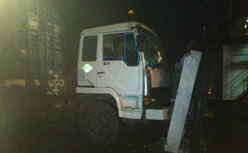 Truk menabrak pagar hingga ambrol