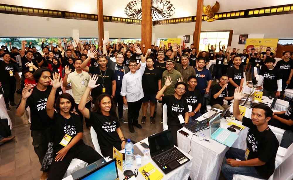Bupati Banyuwangi Abdullah Azwar Anas bersama peserta Hackathon