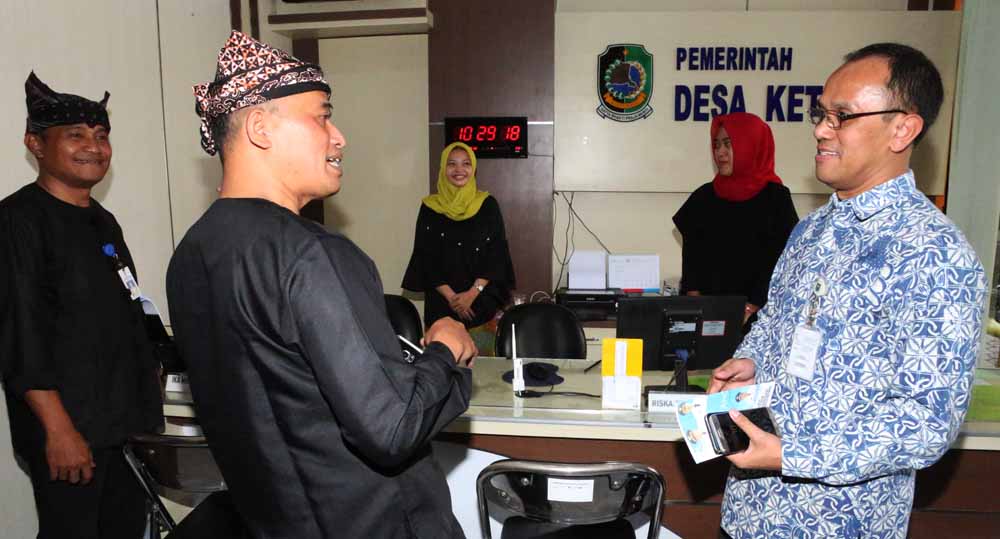 Direktur EKPKD-DOD Kemendagri Drajat Wisnu Setiawan (batik biru) saat di Desa Ketapan