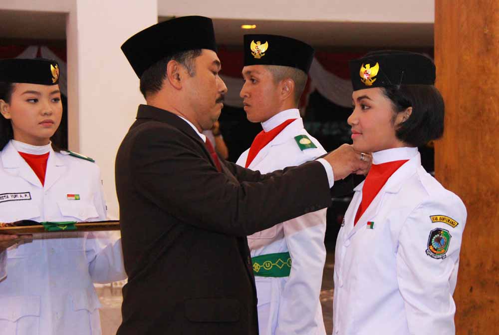 Wakil Bupati Banyuwangi menyematkan pin sebagai tanda pengukuhan anggota paskibraka