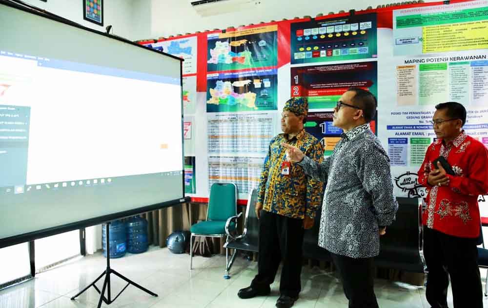 Bupati Banyuwangi Abdullah Azwar Anas saat meninjau  Sekretariat Tim Pemantauan, Laporan dan Evaluasi Perkembangan Politik