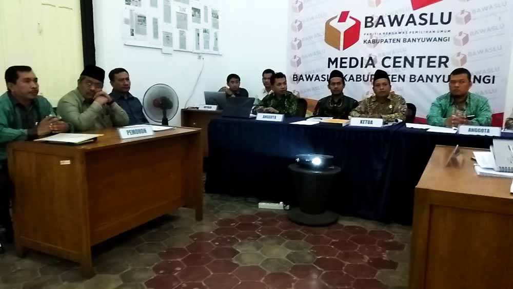 Suasana mediasi sengketa pemilu oleh PPP terhadap KPU di Bawaslu Banyuwangi



