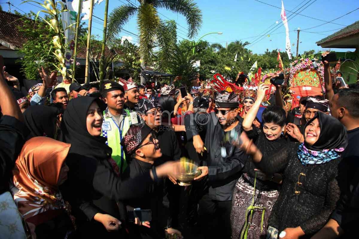 Lempar Uang Koin, Menpar dan Bupati Anas Meriahkan Ritual Suku Osing