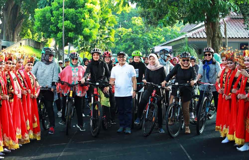 Bupati Banyuwangi memberangkatkan ratusan pesepeda perempuan