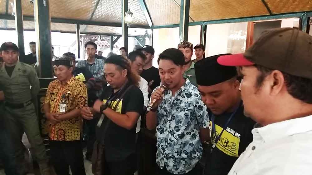 Danang (baju batik) saat menyampaikan klarifikasi kepada seniman di Pendopo Pelinggihan Disbudpar Banyuwangi