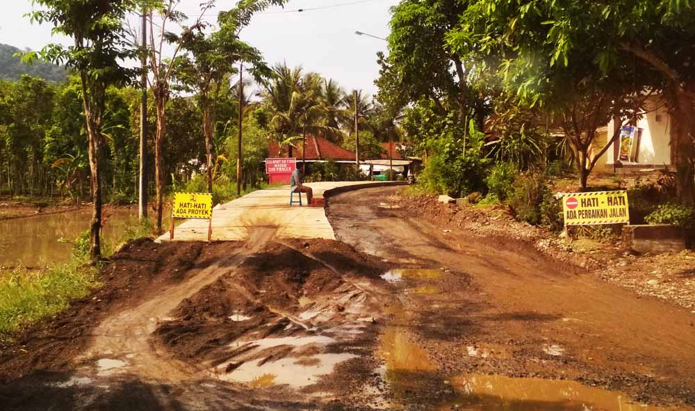Jalan menuju Pantai Pulau Merah yang diperbaiki