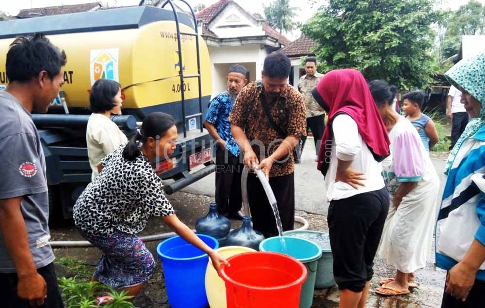 Warga Desa sumber arum Banyuwangi mengantre untuk mendapatkan air bersih usai banjir bandang kemarin