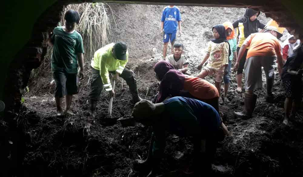 Guru dan siswa bergotong-royong membersihkan kelas 