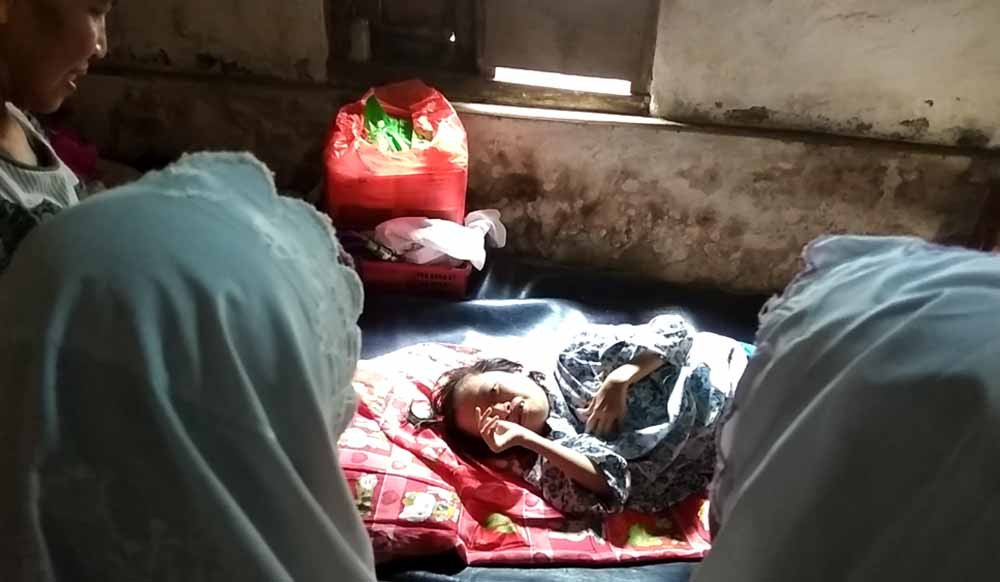 Patimah saat dijenguk tetangganya