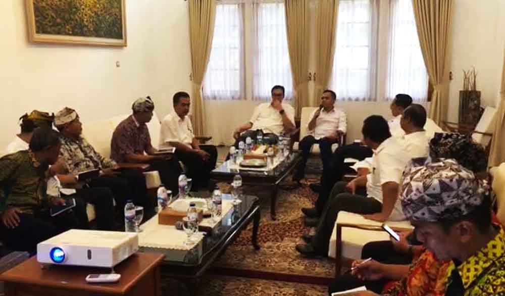 Bupati Banyuwangi Abdullah Azwar Anas saat rapat bersama di Kantor Pemkab