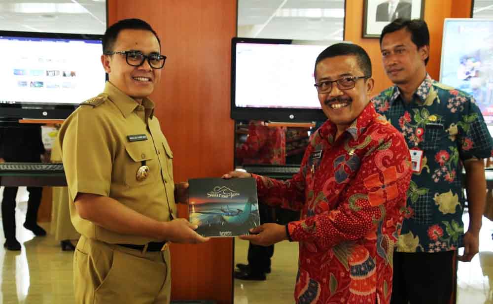 Bupati Banyuwangi, Abdullah Azwar Anas (kiri) dan Wakil Wali Kota Batu Punjul Santoso