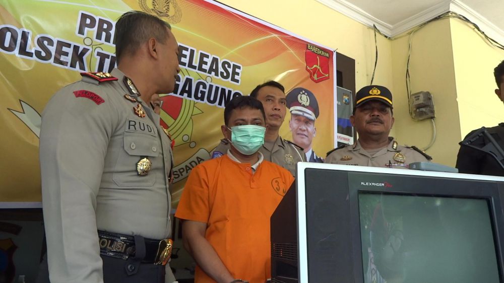 Pelaku yang mengajak anaknya mencuri uang di SPBU dengan bb televisi yang dibeli dari hasil kejahatan