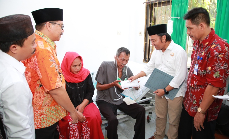 Proses penyerahan bantuan kepada Mujianto