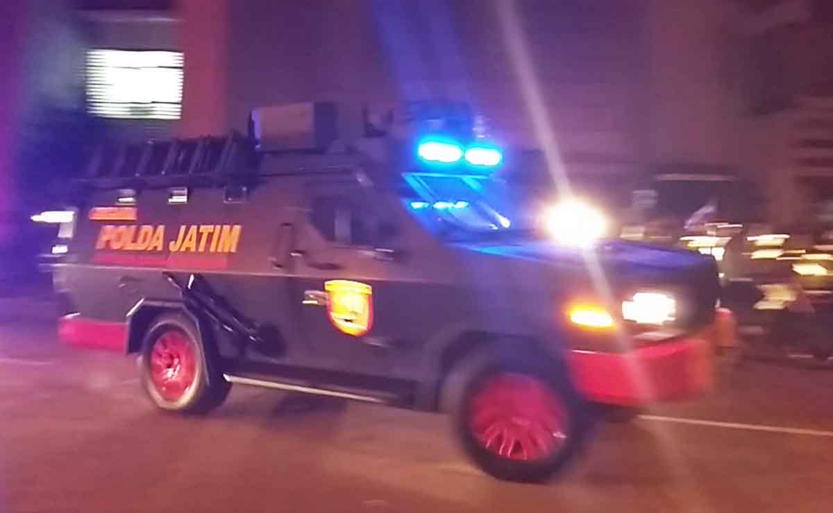 Mobil barracuda mengangkut pemain dan official Arema dari Stadion Gelora Bung Tomo Surabaya.