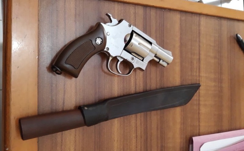 Barang bukti pistol airsoftgun dan parang yang disita Polsek Wonocolo.