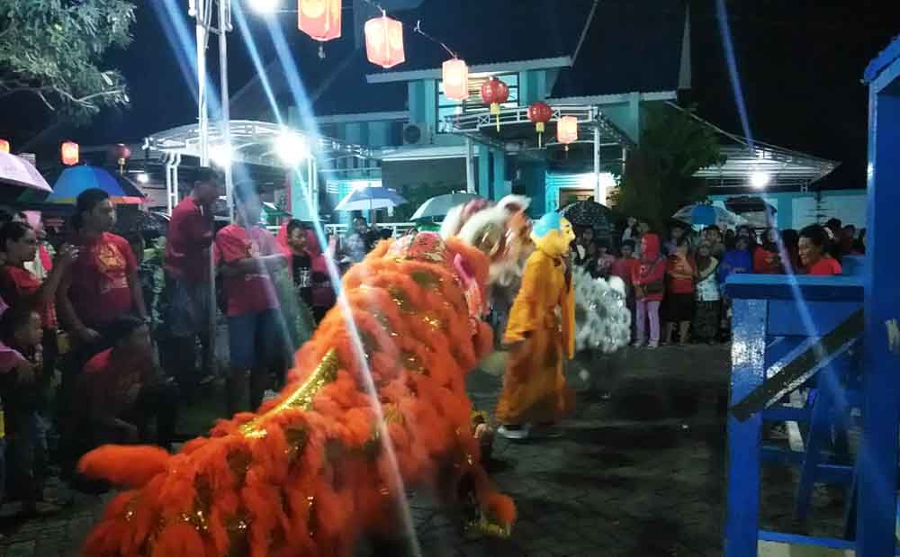 Atraksi barongsai ramaikan malam imlek di Ponorogo