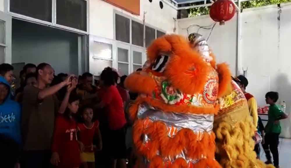 Atraksi barongsai di kampung pecinan Surabaya