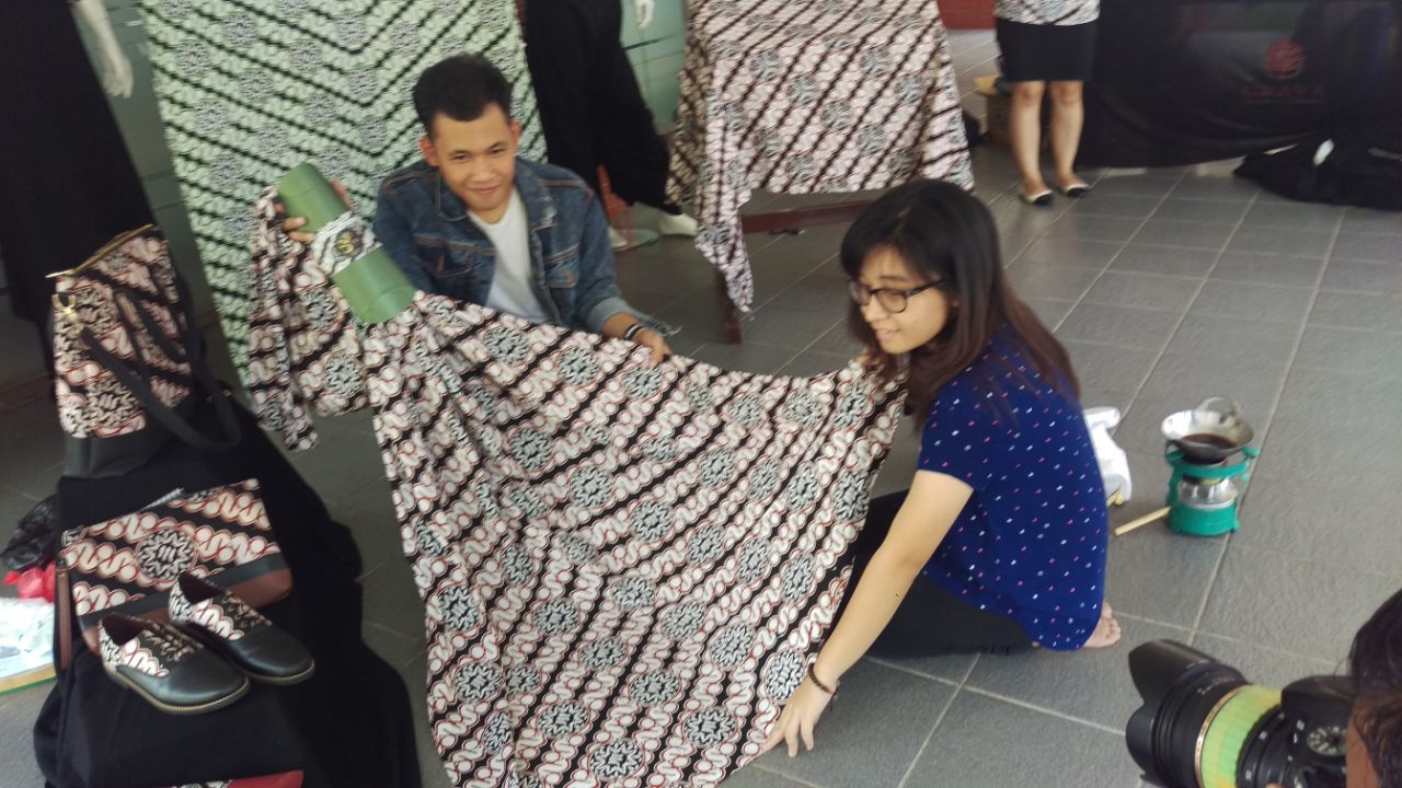 Mahasiswa Ubaya menunjukkan hasil karyanya