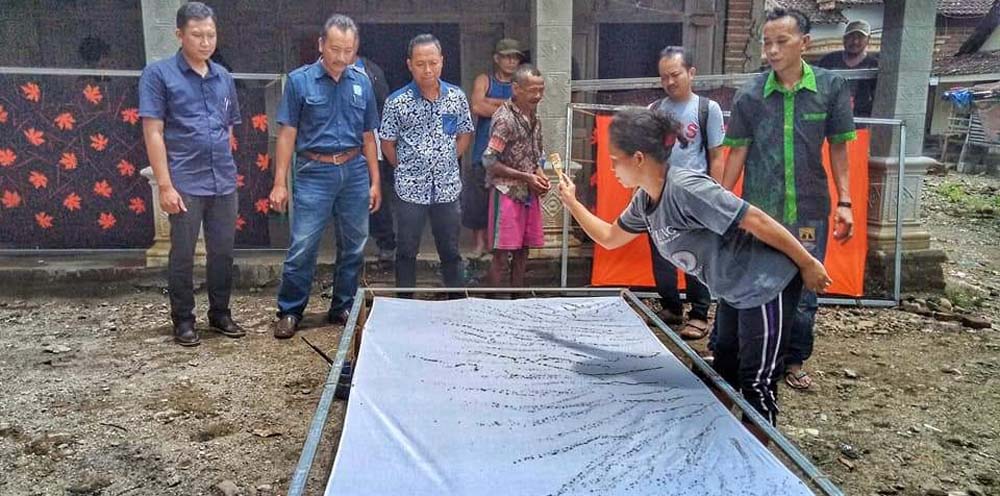Penyandang disabilitas asal Desa Karangpatihan yang sedang membuat batik ciprat