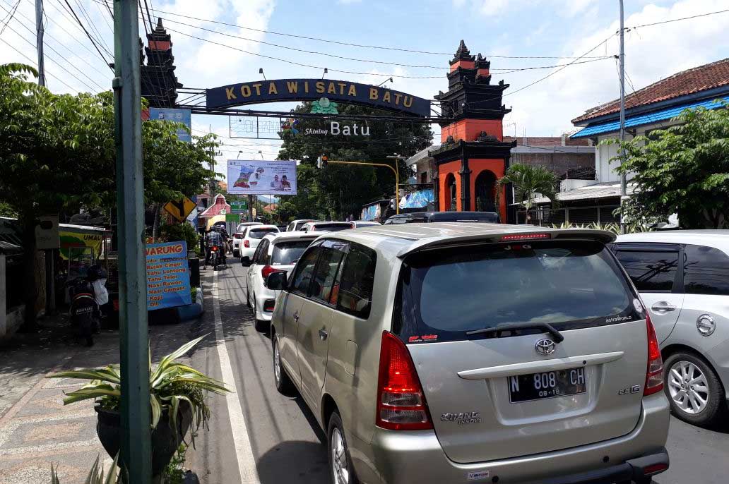 Kendaraan wisatawan mengalir ke Kota Batu