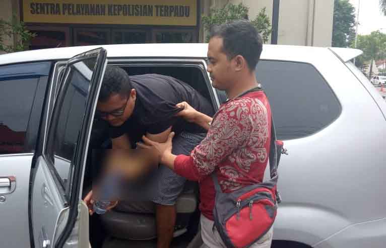 Candra bersama mobil Honda Jazz yang dibawanya kabur