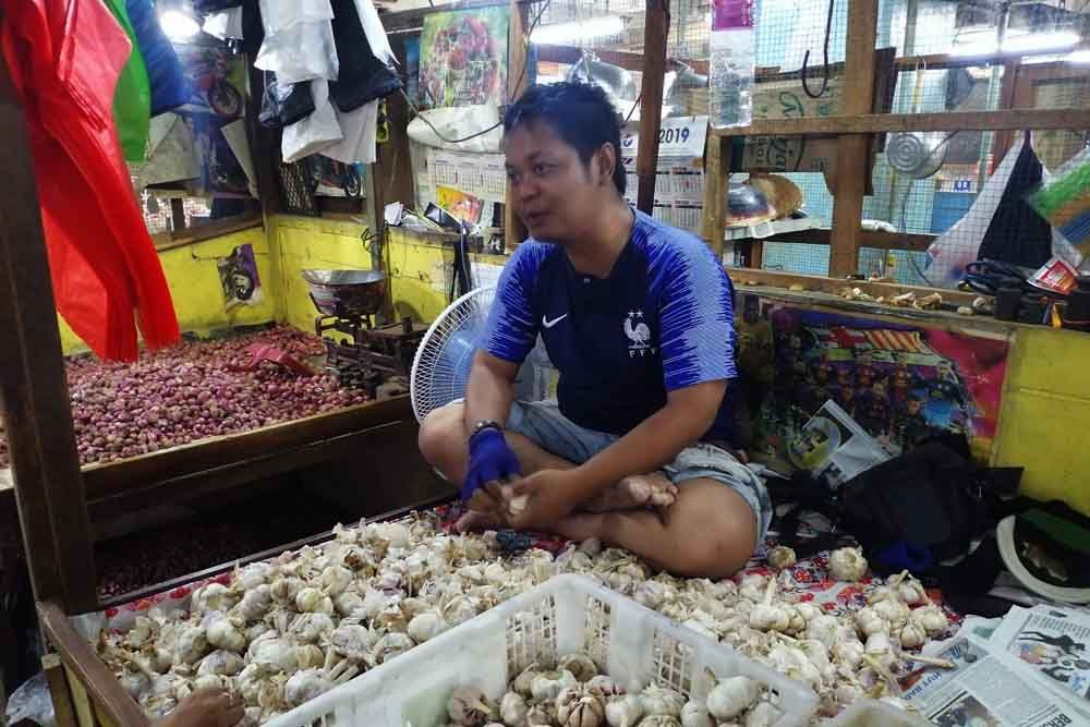 Salah satu pedagang bawang di Pasar wonokromo, Surabaya