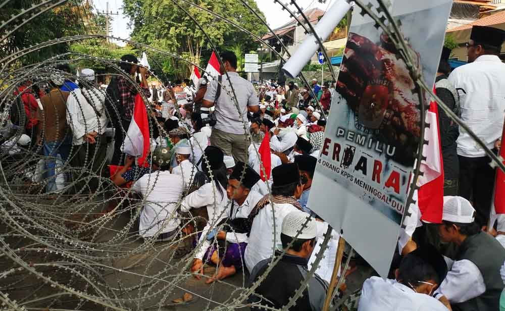 Aksi Forum Umat Islam (FUI) Jawa Timur  di kantor Bawaslu Jatim