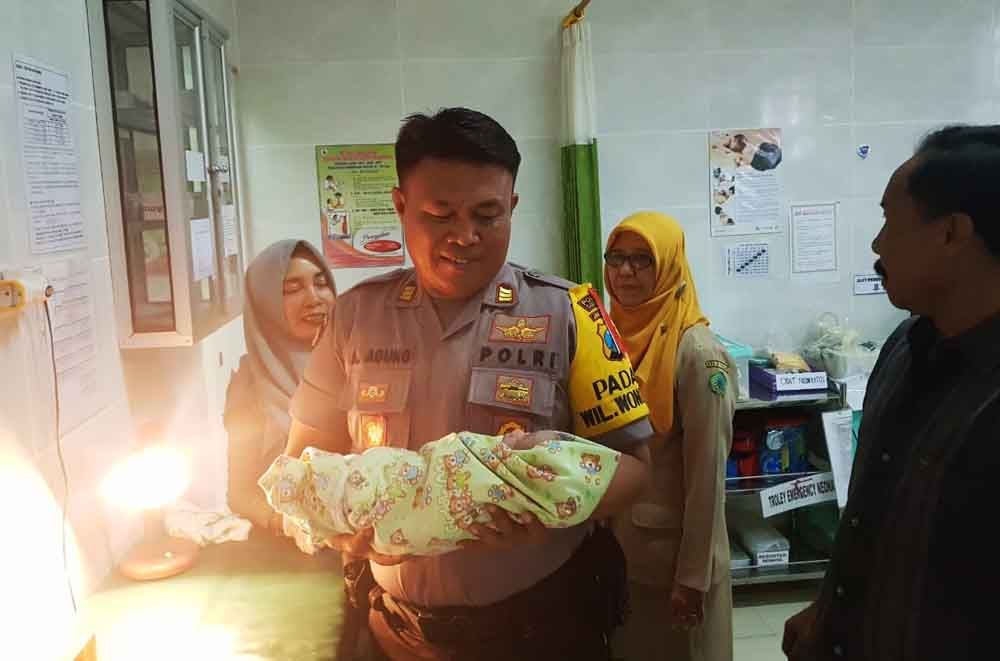 Bayi dalam kardus saat di Puskesmas Wonoayu, Sidoarjo