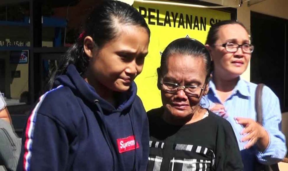 Niken (jaket biru) usai diperiksa polisi dan dibawa menuju RSJ Lawang