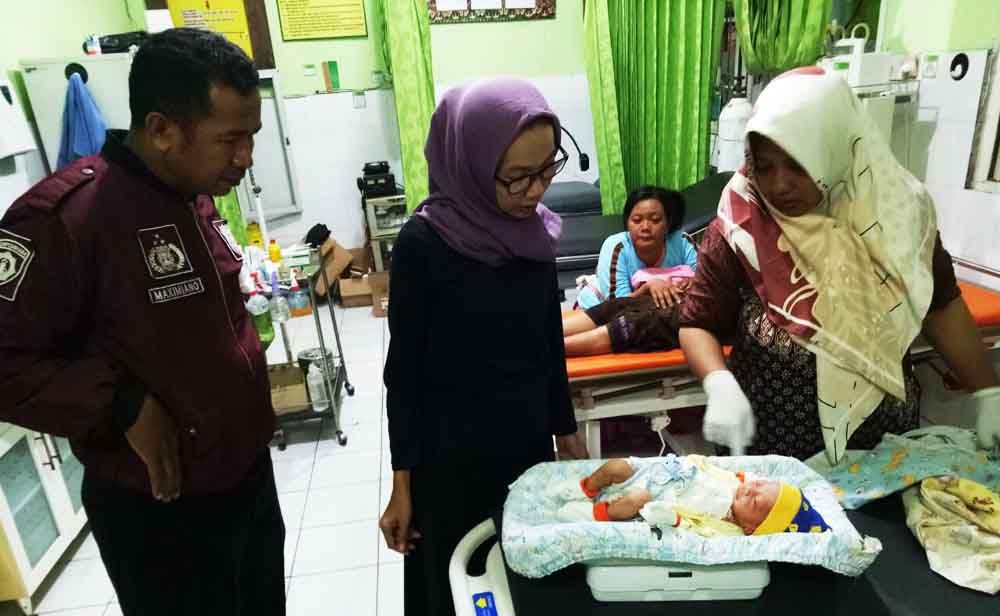 Bayi perempuan yang dibuang saat ,mendapatkan perawatan medis di RSUD Sidoarjo